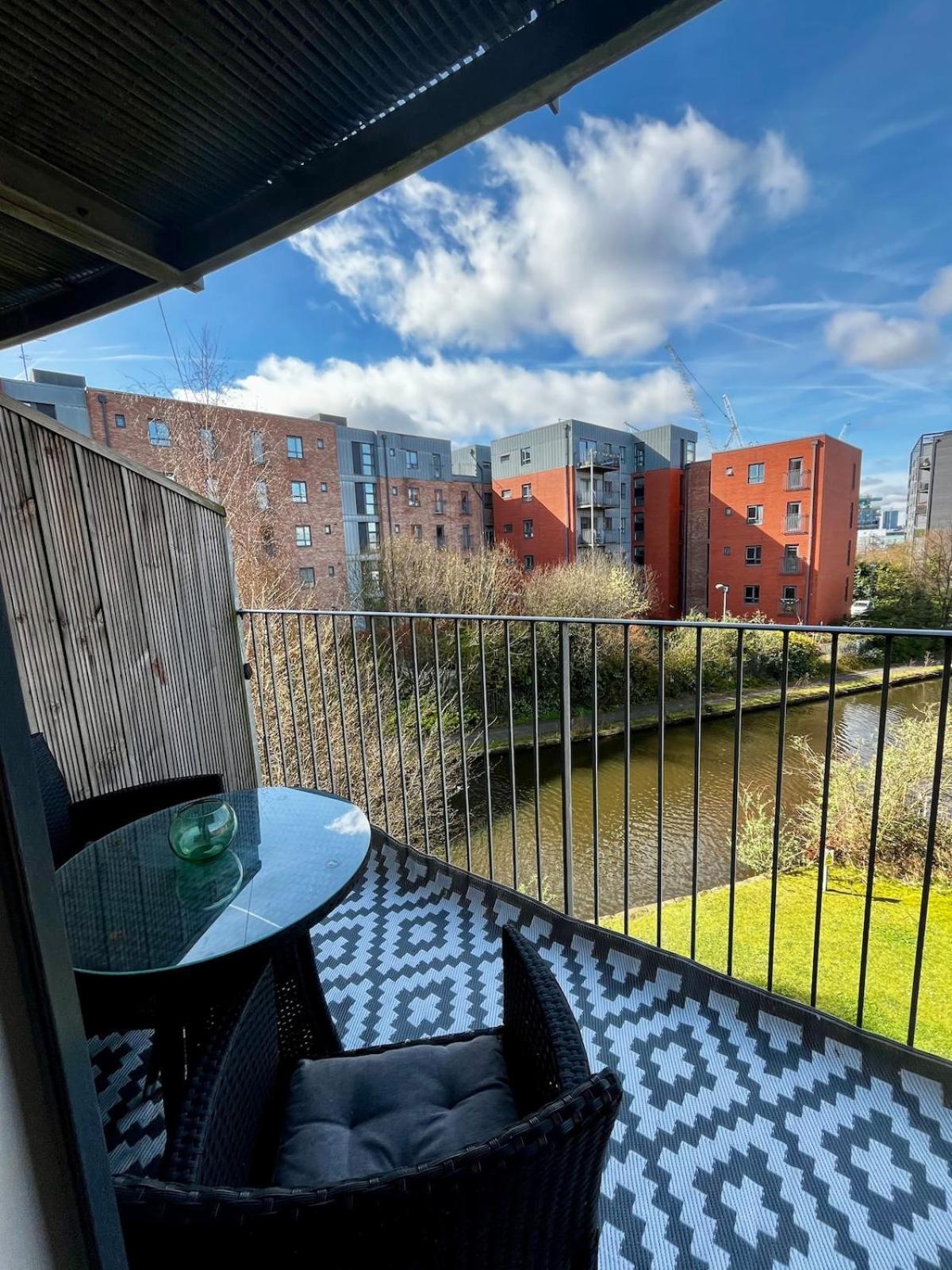 Serene 2-Bed Flat With Canal Views - Coop Live & Ethiad Манчестър Екстериор снимка