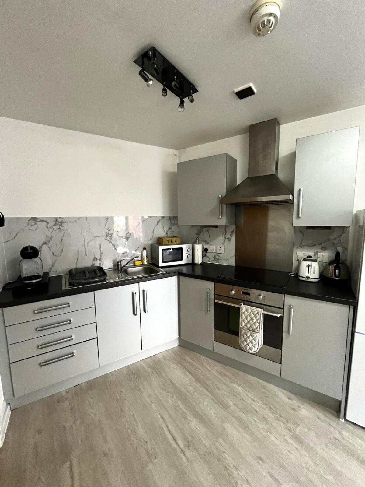 Serene 2-Bed Flat With Canal Views - Coop Live & Ethiad Манчестър Екстериор снимка