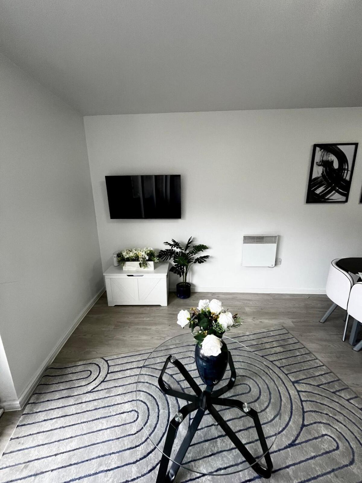 Serene 2-Bed Flat With Canal Views - Coop Live & Ethiad Манчестър Екстериор снимка
