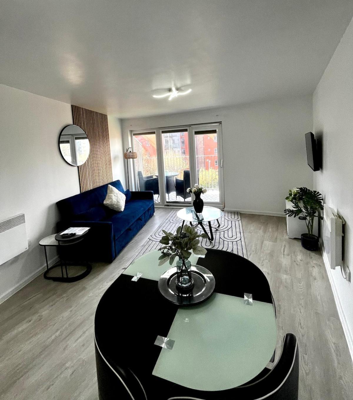 Serene 2-Bed Flat With Canal Views - Coop Live & Ethiad Манчестър Екстериор снимка